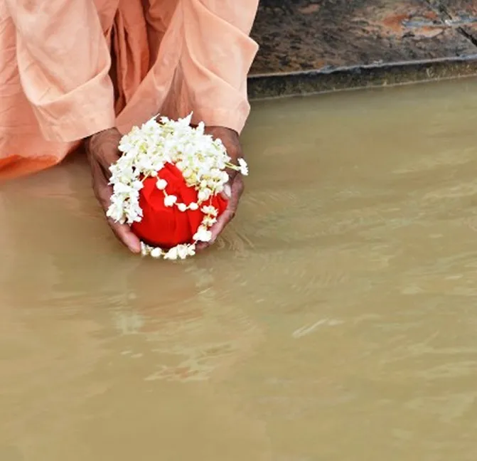 Antim Sanskar Seva asthi visarjan ritual at holy river